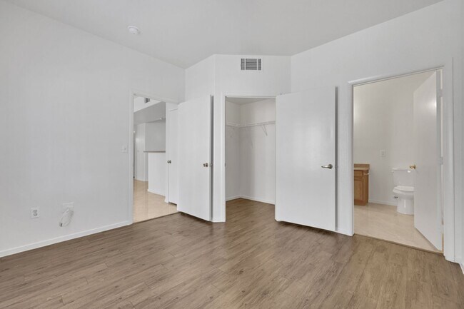 Building Photo - 2 bedroom Townhouse
