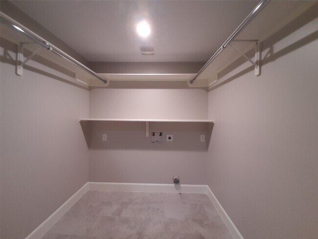 Building Photo - 6115 Glen Lee Dr