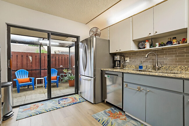 Building Photo - 8071 SE Villa Cir