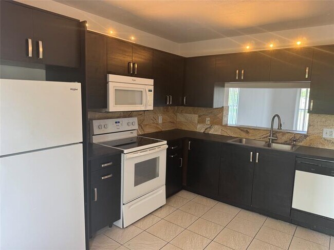 Building Photo - 950 SW 138th Ave
