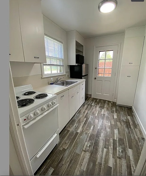 First floor kitchen - 3535 Apple St