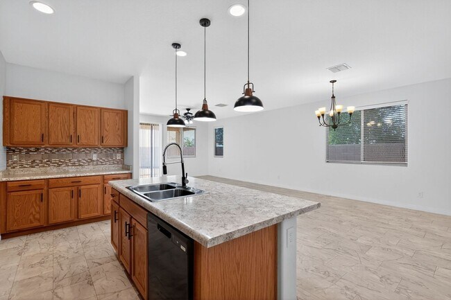 Building Photo - Spacious 4BR House in Goodyear