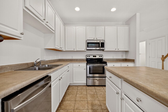 Building Photo - Beautiful 3 Bed Townhome In the Heart Of Village Of West Clay!