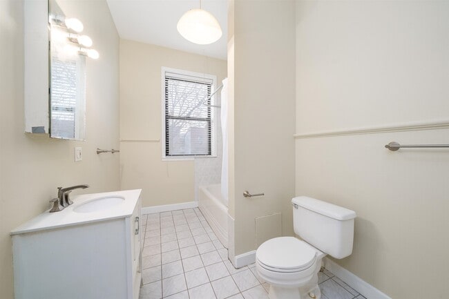 Building Photo - 828 Hudson St