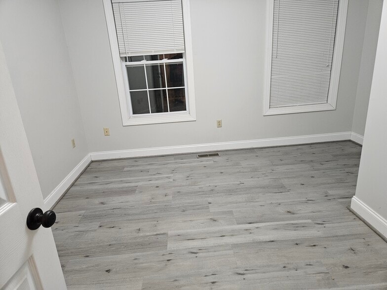 Building Photo - 425 Silver Leaf Dr