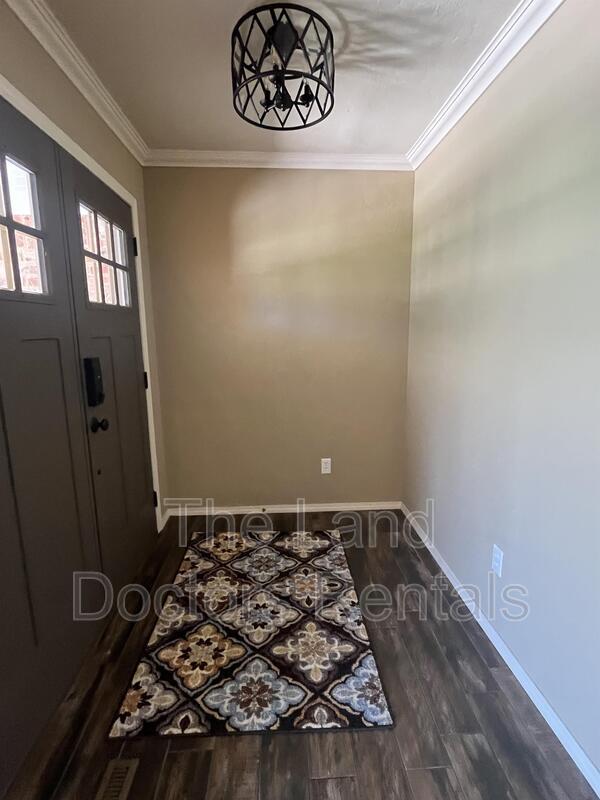 Building Photo - 412 S Country Club Road