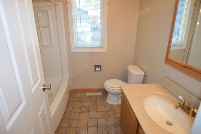 Building Photo - 5 Bedroom, 2 Bathroom House for Rent close to UND and Altru Hospital