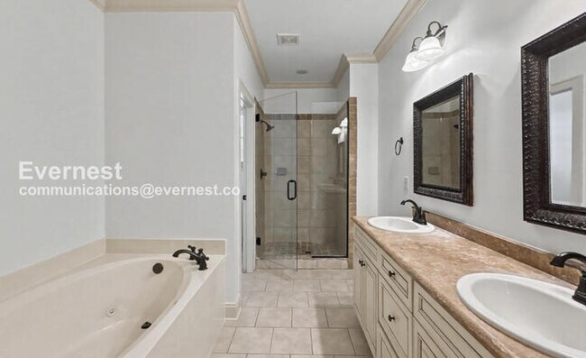 Building Photo - Home with Pool, Patio, and Fitness Center