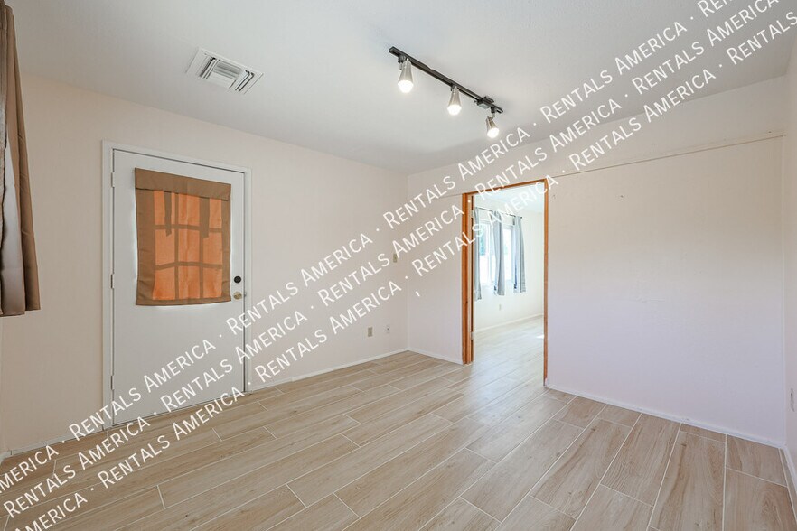 Building Photo - 727 E Taylor St