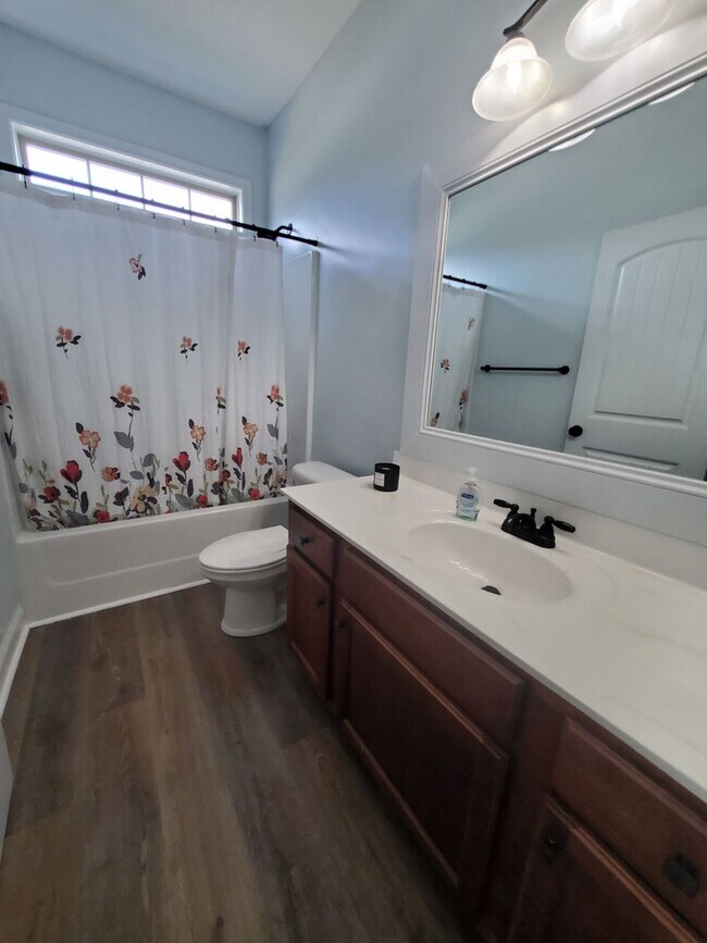 Building Photo - 2244 Lakedale Dr