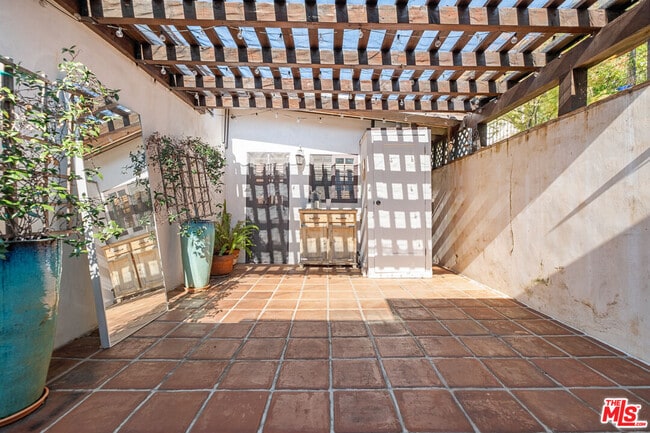 Building Photo - 739 Isabel St