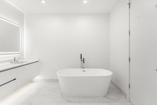 Building Photo - 220 Lake Shore Dr