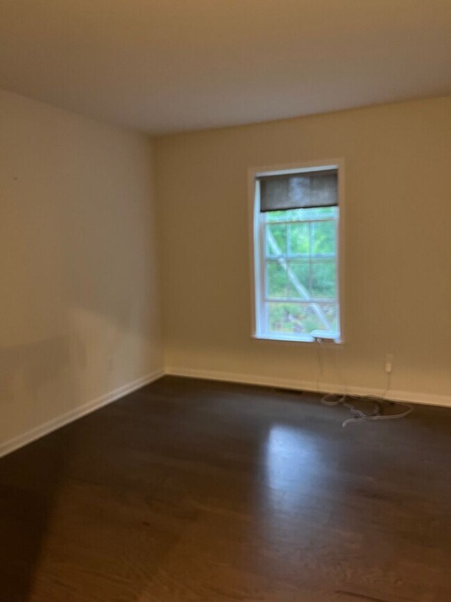 Building Photo - Large Executive 5 Br 3.5 Bath Home in Weym...