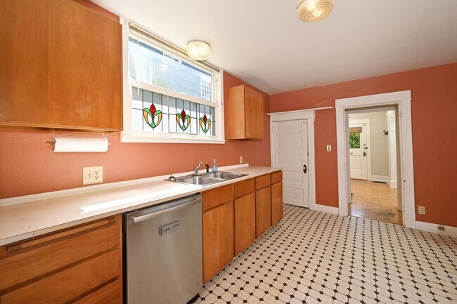 Building Photo - Charming & Spacious 4-Square 3 BR/1.75 BA ...