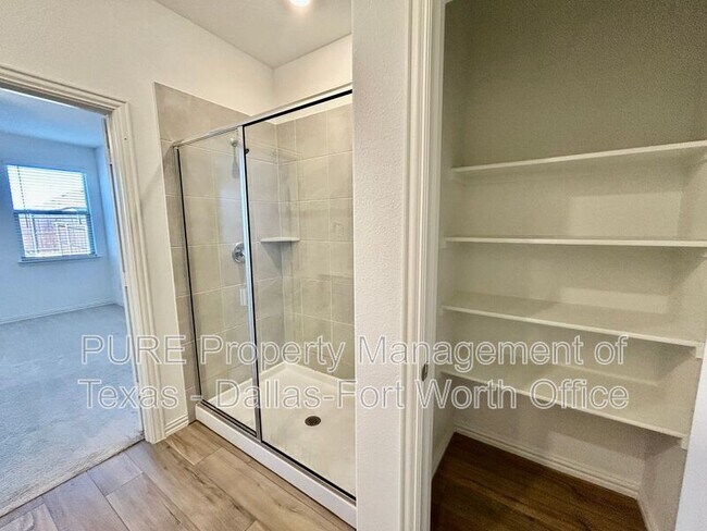 Building Photo - 2113 Donker Dr