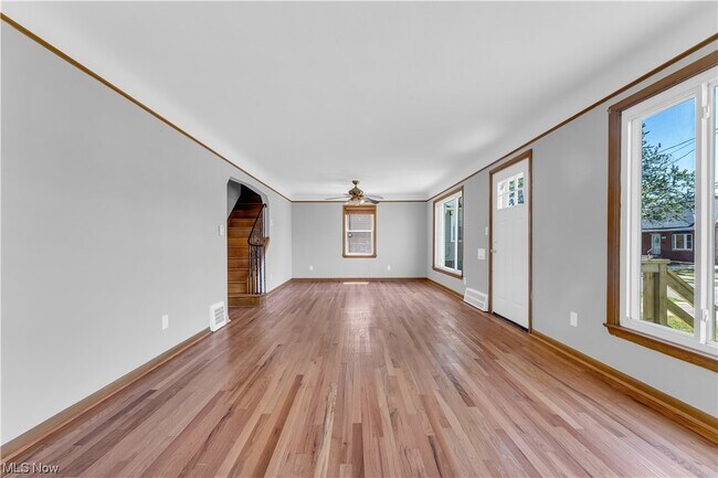 Building Photo - 923 E 218th St