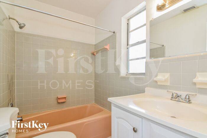 Building Photo - 4818 W Bay Villa Ave