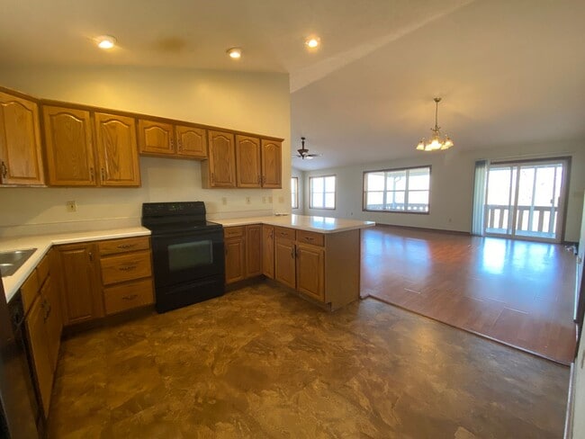 Building Photo - Large 4 Bed /  2 Bath Home