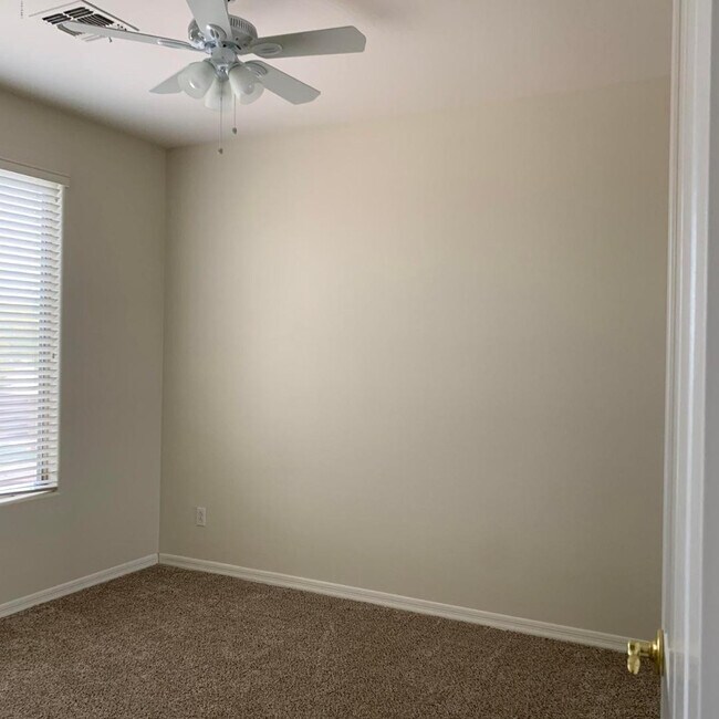 Building Photo - 1530 W Thompson Way