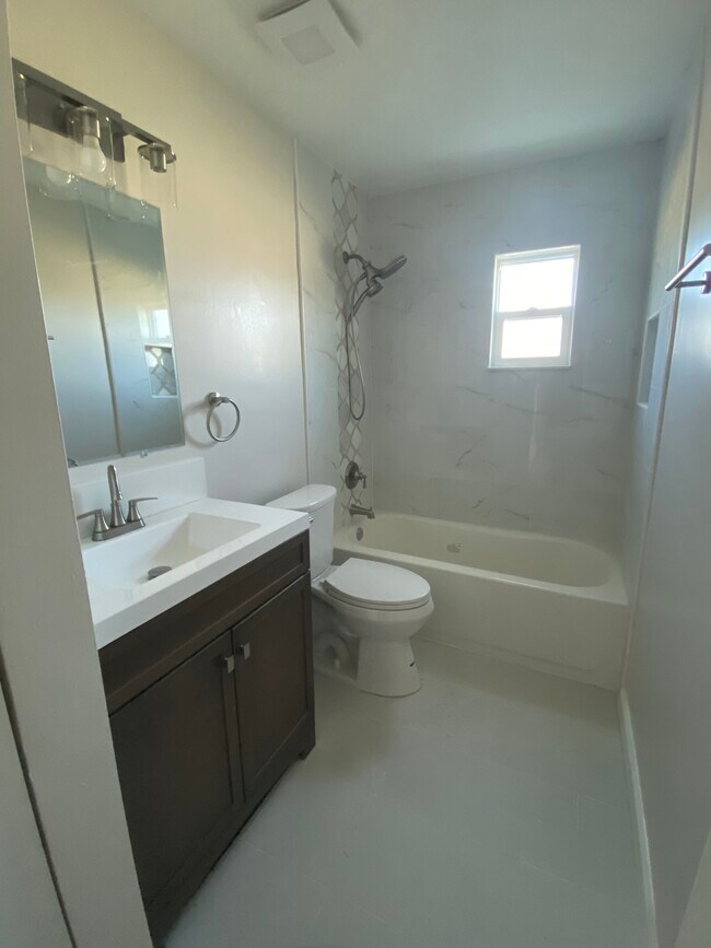 Building Photo - 1010 Alladin Dr