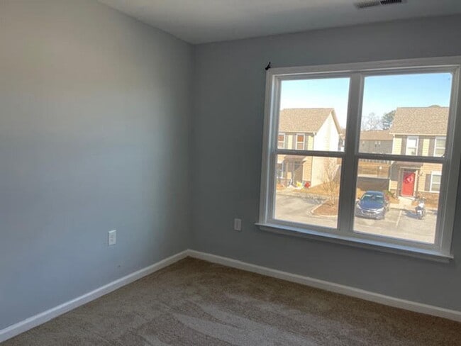 Building Photo - Townhome in Midway Park - Boyington Place!