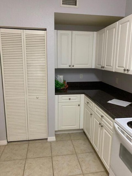 Building Photo - 549 SE Prescott Pl