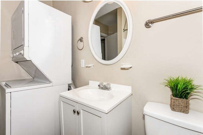 Building Photo - Charming 2-Bedroom, 1-Bath Home!