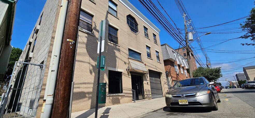 Building Photo - 416 68th St