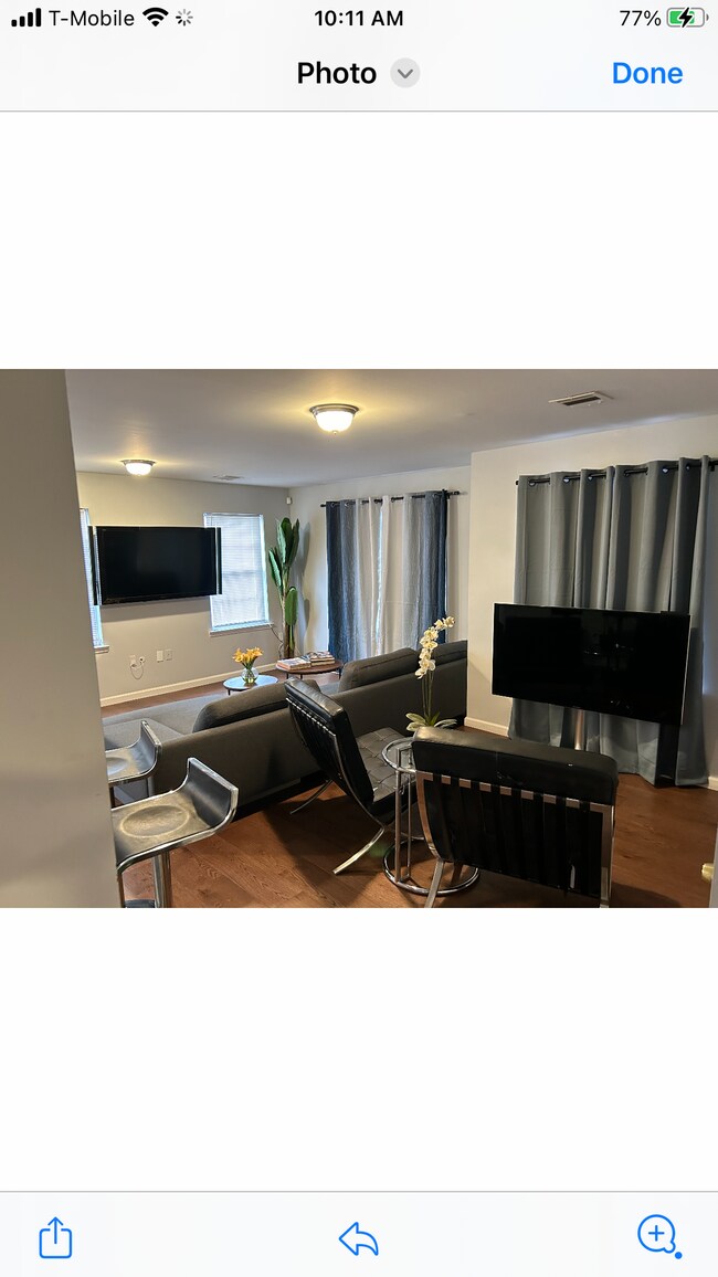 Building Photo - 245 Leslie St