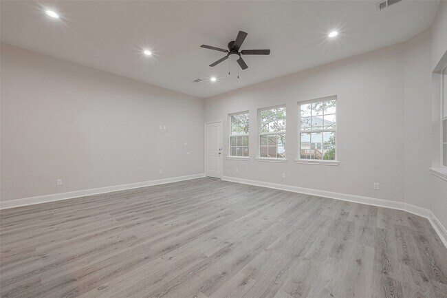 Building Photo - 2528 S Texas Ave