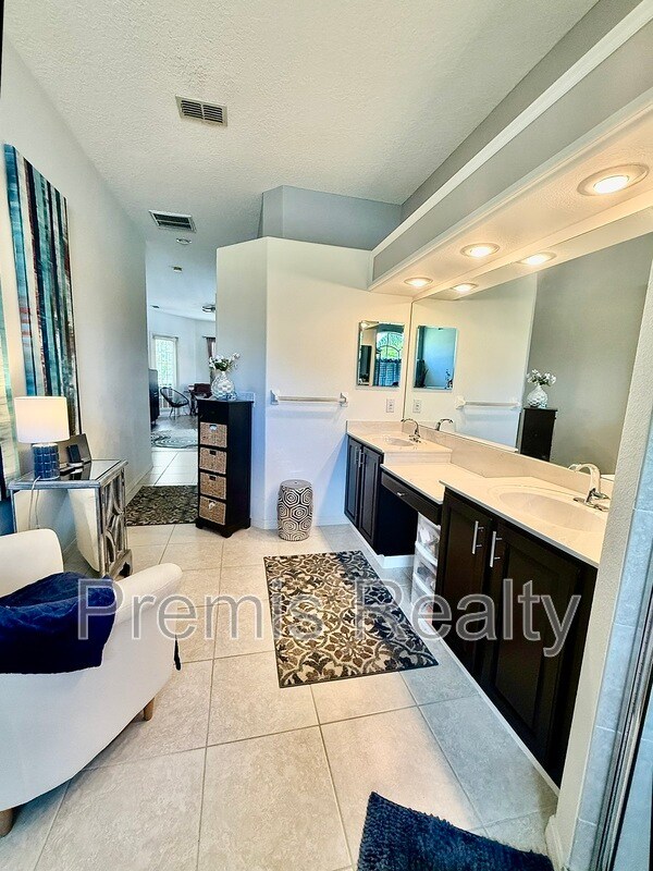 Building Photo - 431 Denise St