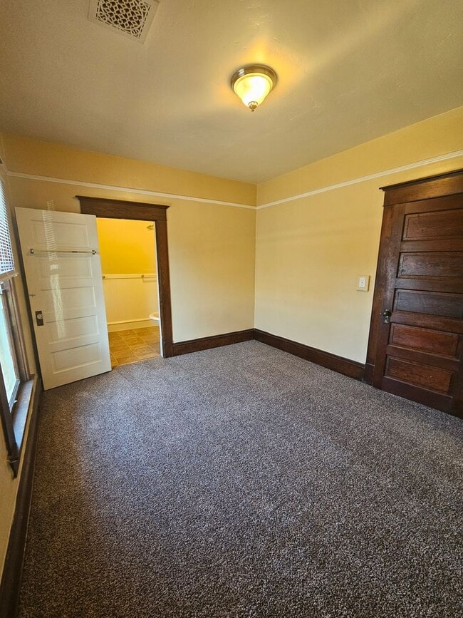 Building Photo - 1/2 OFF FIRST MONTH'S RENT IF RENTED IN DEC! Charming 2 Bedroom with Bonus/Laundry Room