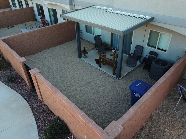 Building Photo - Newer- Red Mountain Vista Town Home,