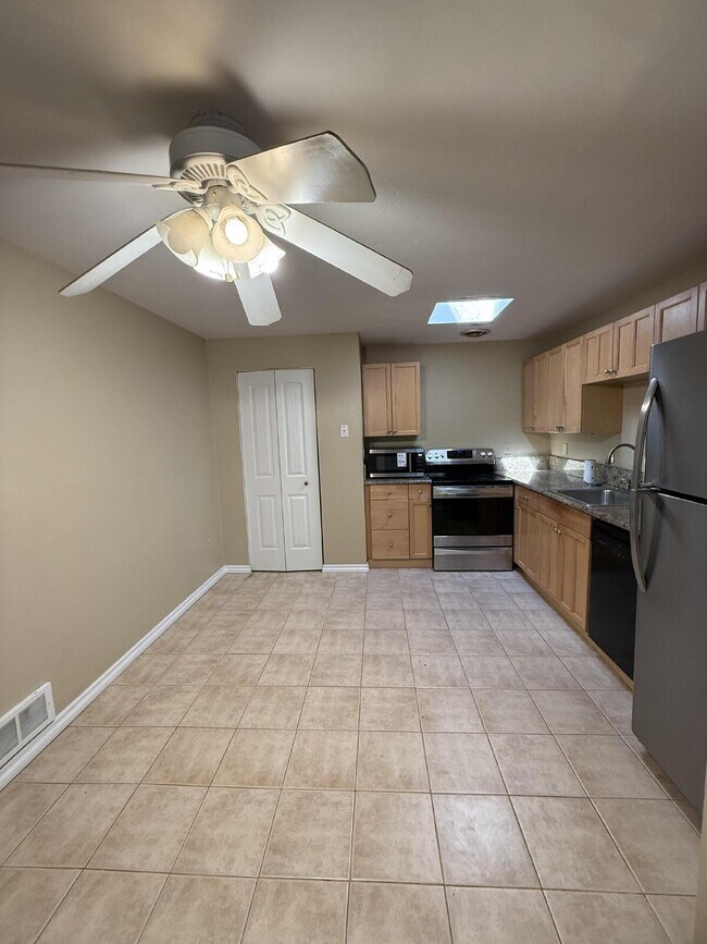 Building Photo - Fairwood Condo Available NOW!