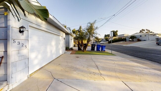 Building Photo - 5325 E Falls View Dr