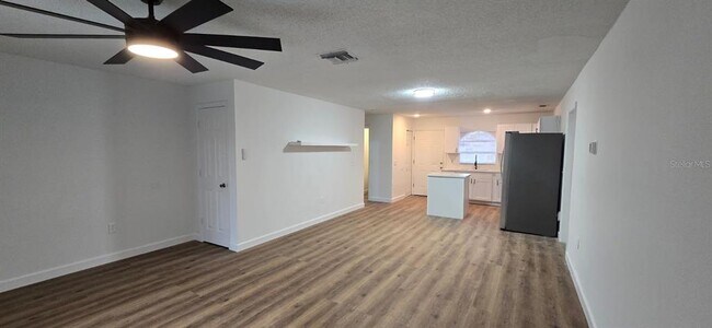 Building Photo - 669 Royalty Ct