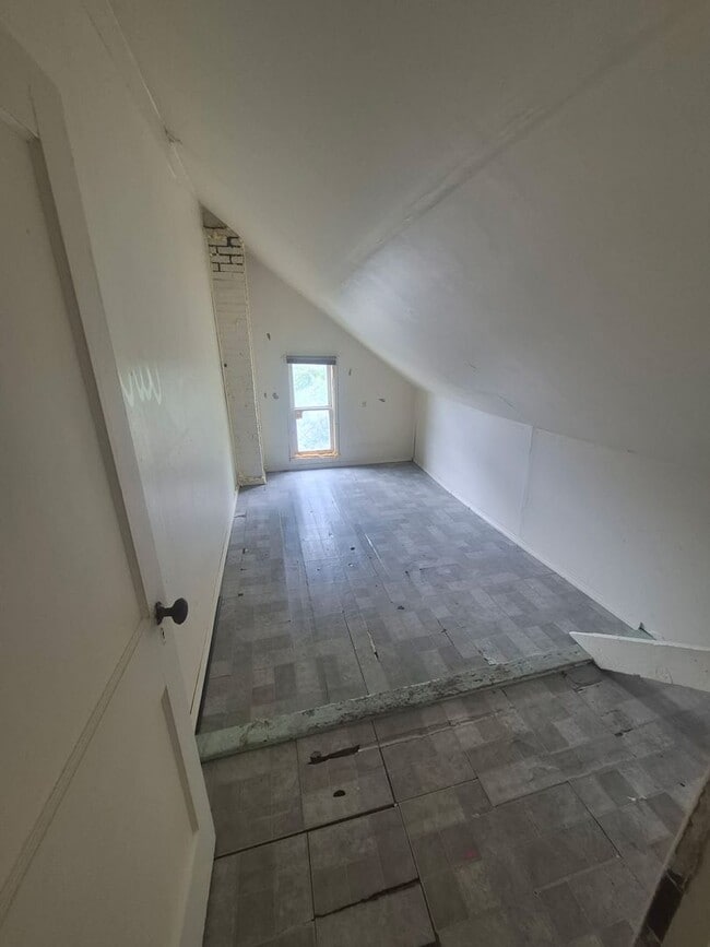 Building Photo - Large 3/4 Bedroom 1/2 Duplex in Stroudsburg borough!