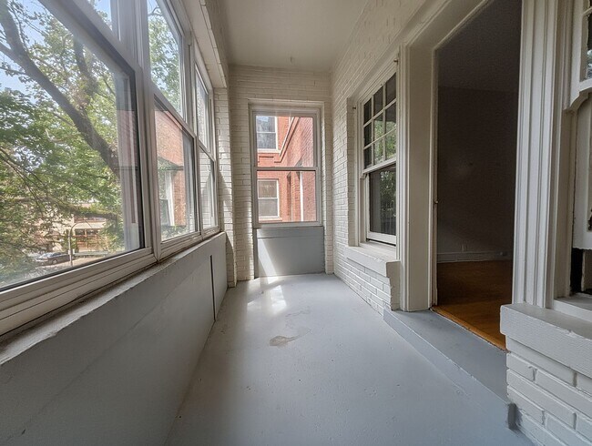 Building Photo - 1304 W Rosemont Ave