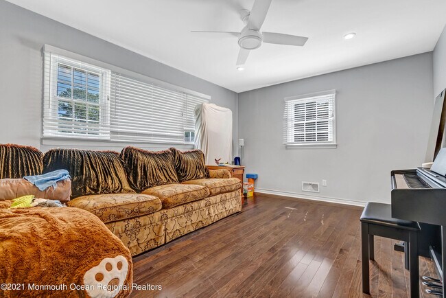 Building Photo - 410 Wells Ave