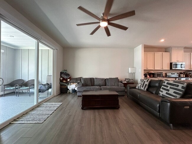 Building Photo - Spacious 4-Bedroom Townhome with Garage & ...