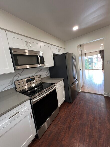 Kitchen - 9468 Bay Colony Dr