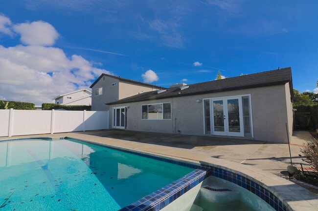 Building Photo - 3 bed/ 2 bath house in University city! Pool/ yard w 2 car garage! Remodeled kitchen and updated ...