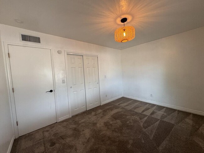 Building Photo - 1016 E Cottonwood Dr