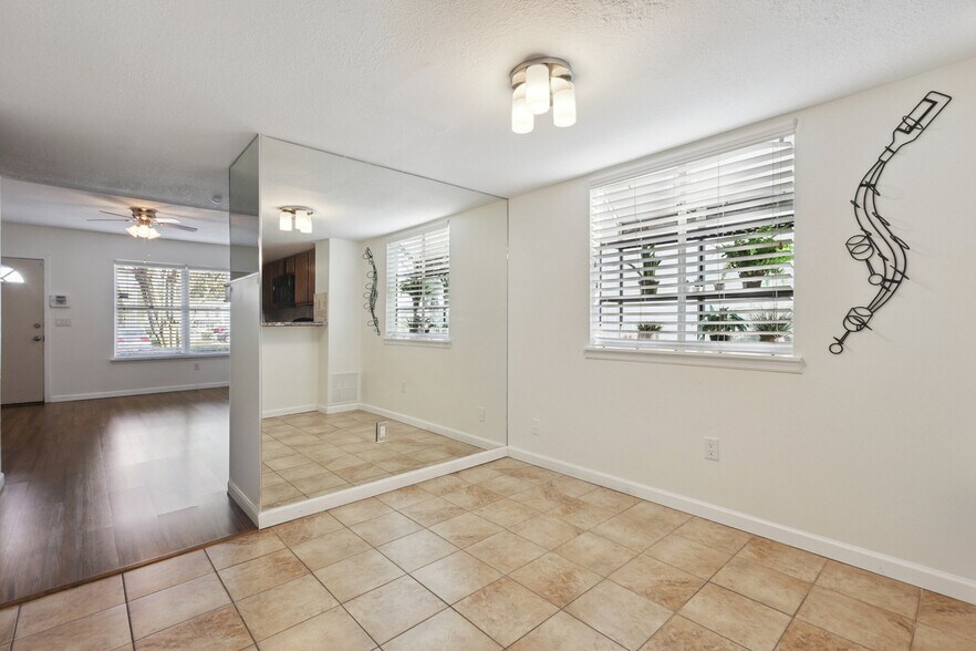 Building Photo - 7618 Colonial Ct