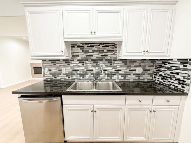 Building Photo - 10849 Fruitland Dr