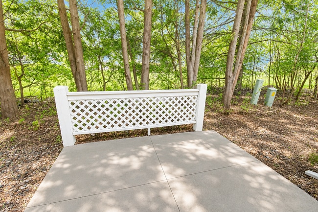 Building Photo - Bright Townhome with Fireplace & Nature Views