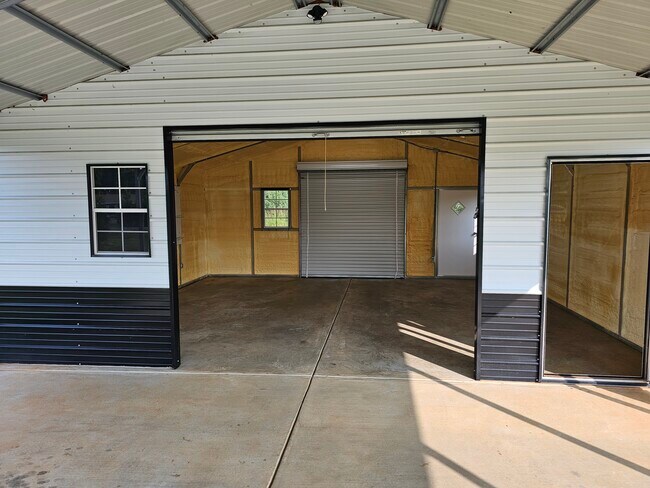 Building Photo - 737 Long Branch Rd