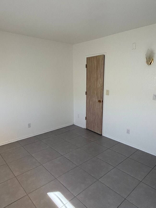 Building Photo - 3 bedroom 2 bath Home