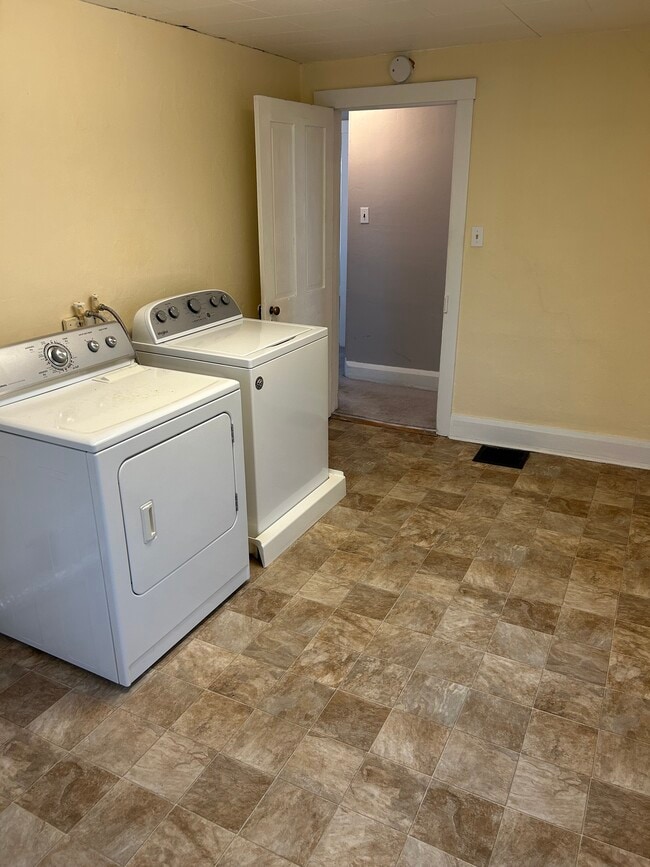 Building Photo - 1284 S Bay Rd