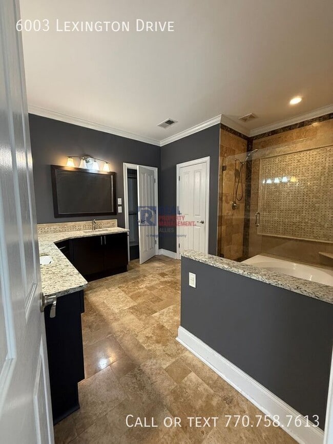 Building Photo - 6003 Lexington Dr